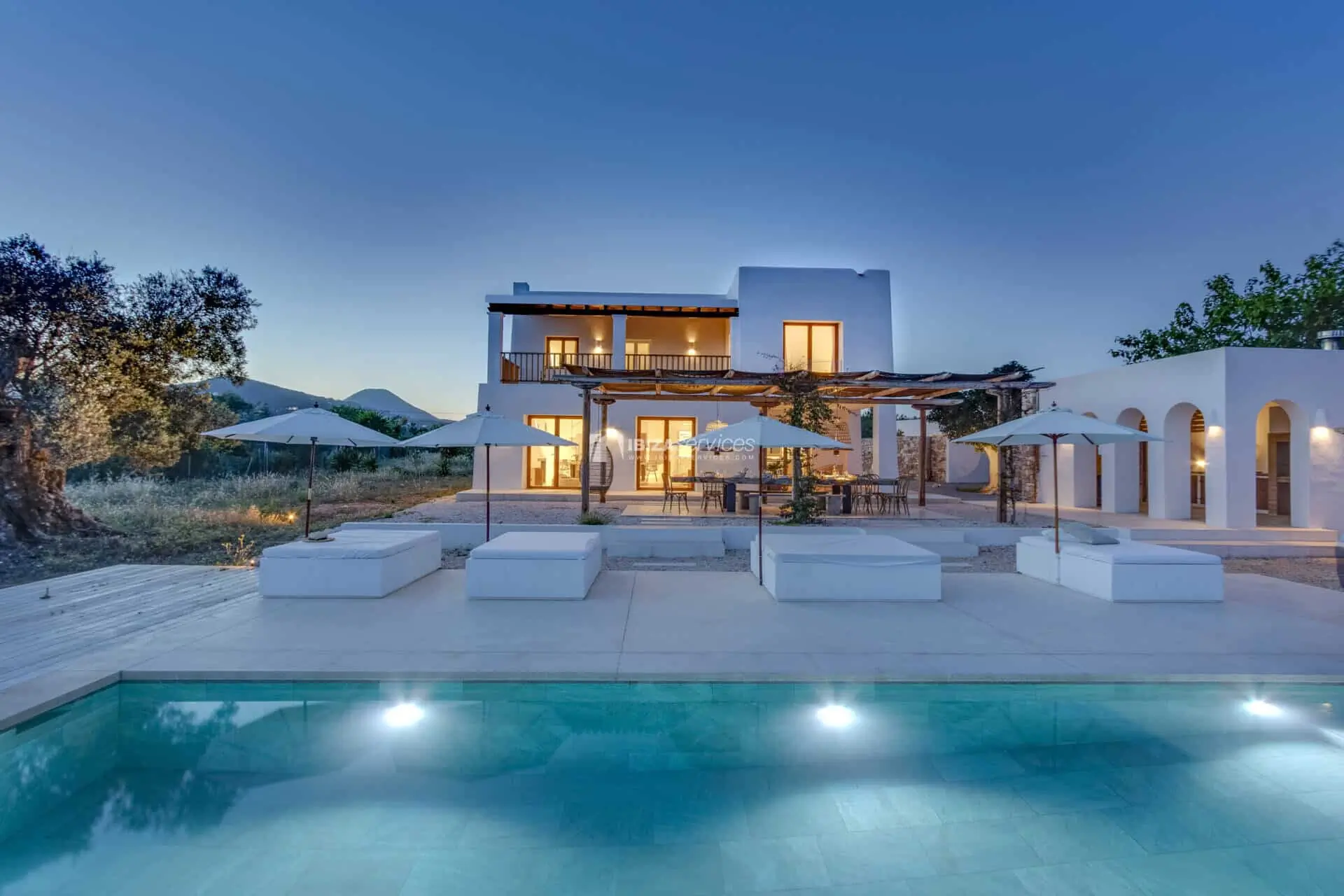 Authentieke villa in Ibiza-stijl met uitzicht op Sa Caleta