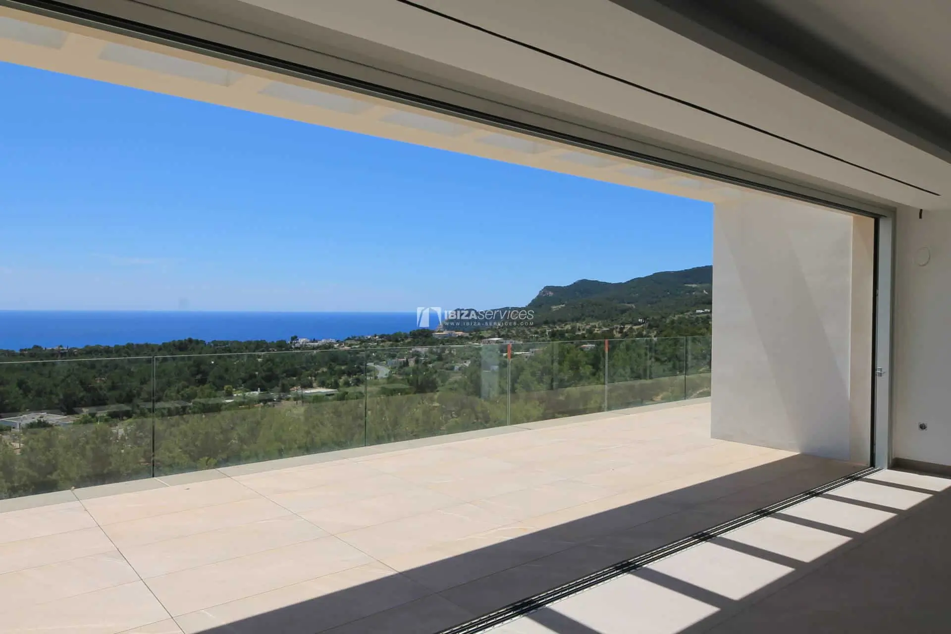 Exclusiva moderna propiedad en venta Es Cubells con unas vistas espectaculares