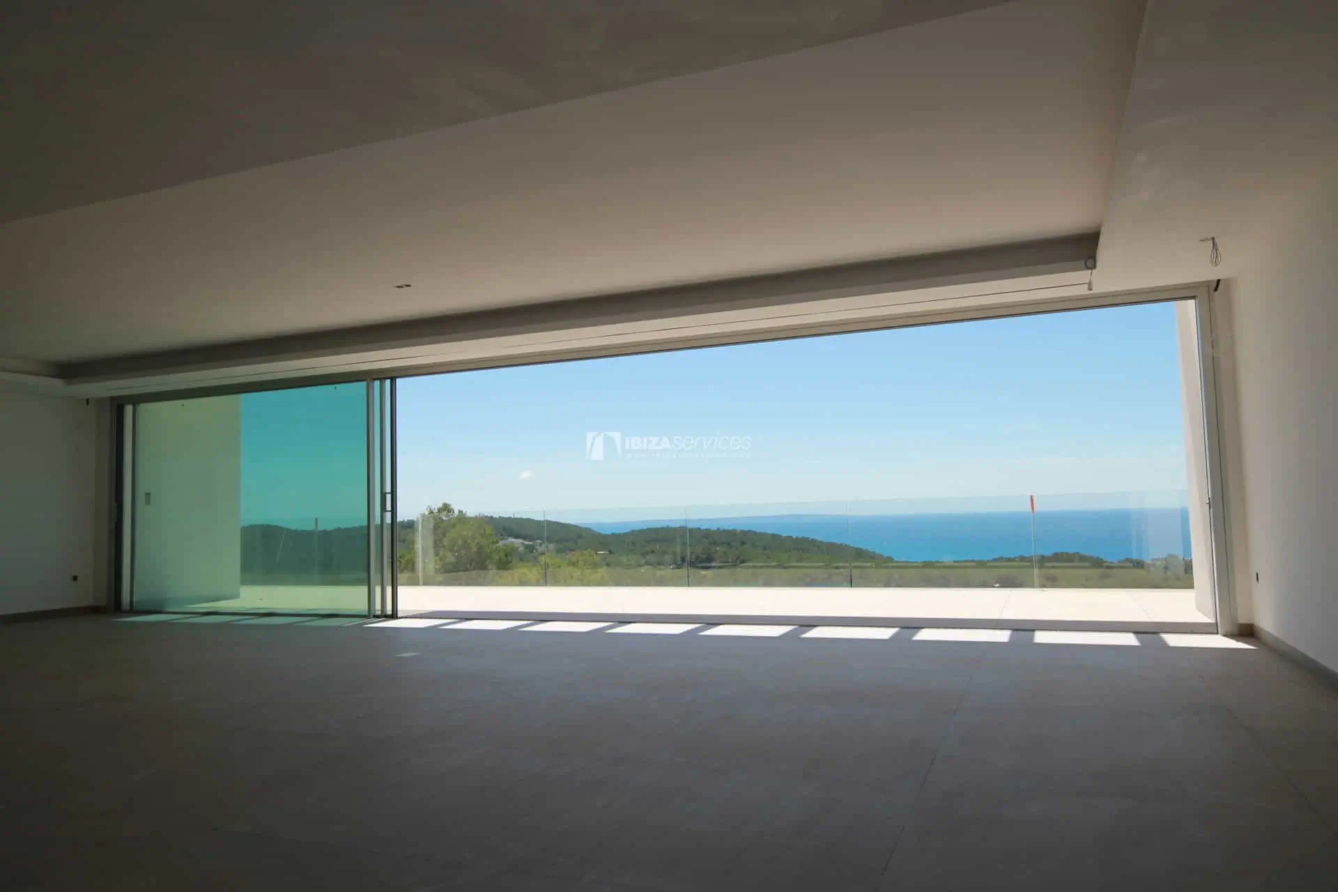 Exclusiva moderna propiedad en venta Es Cubells con unas vistas espectaculares