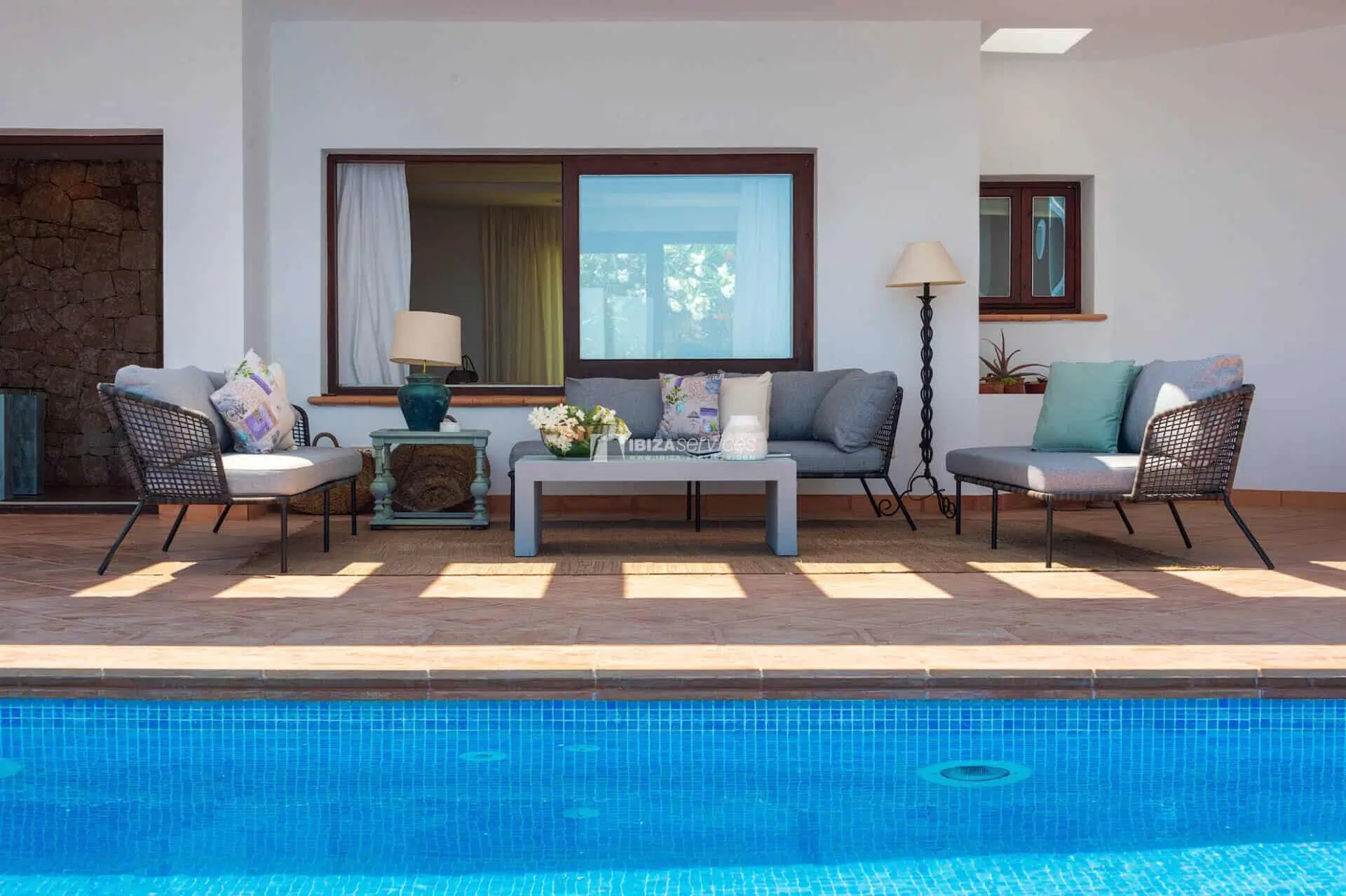 Es Cubells – Villa con piscina y ubicación excepcional en alquiler larga duracíon.