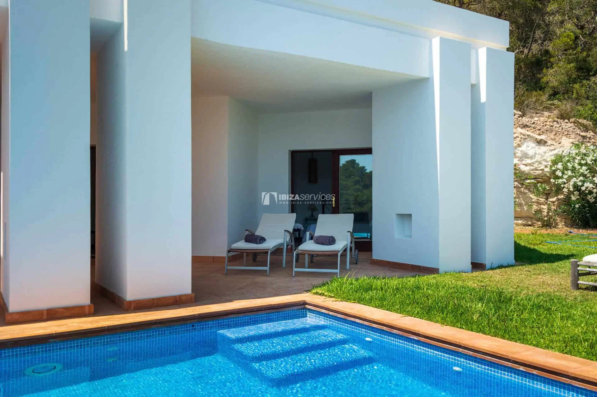 Hill top villa with pool and and amazing sea views on the South Coast – Long term rental.