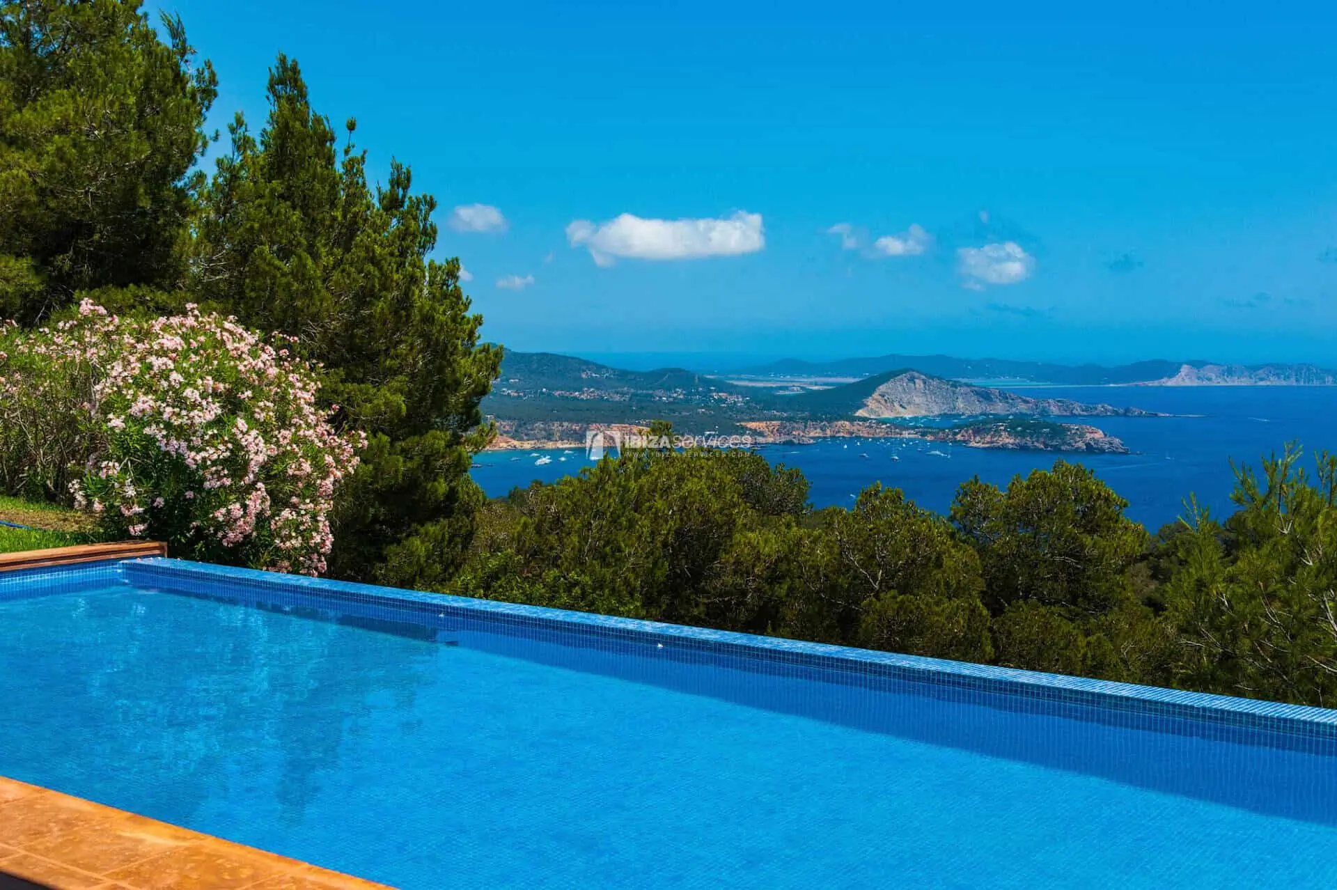 Villa auf einem Hügel mit Pool und herrlichem Meerblick an der Südküste – Langzeitmiete