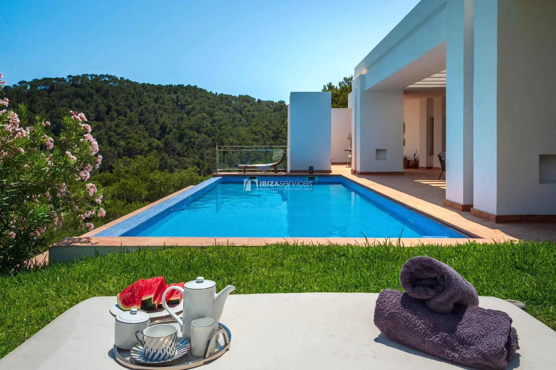 Villa auf einem Hügel mit Pool und herrlichem Meerblick an der Südküste – Langzeitmiete