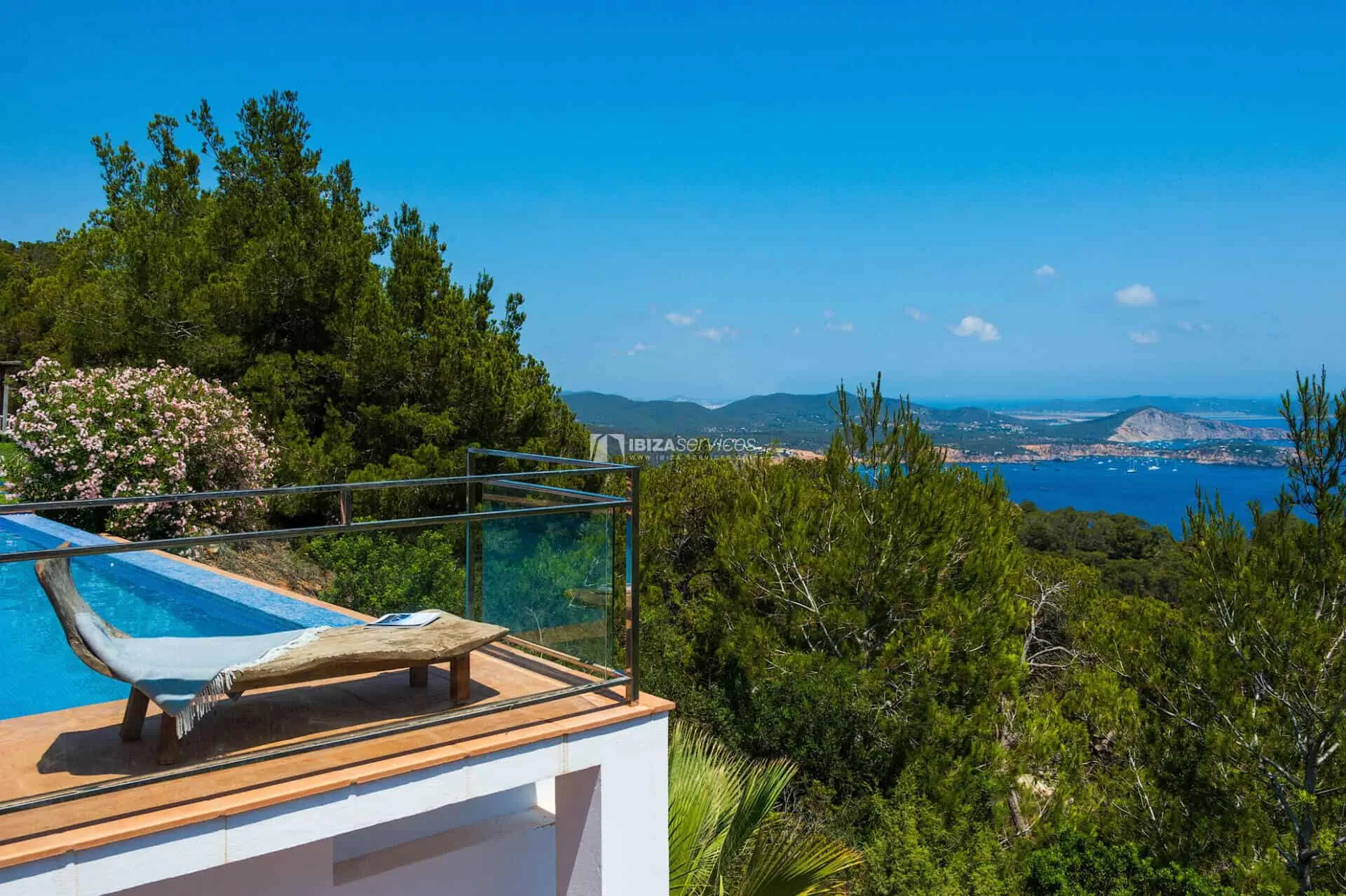 Villa op de heuveltop met  prachtig uitzicht op zee aan de zuidkust