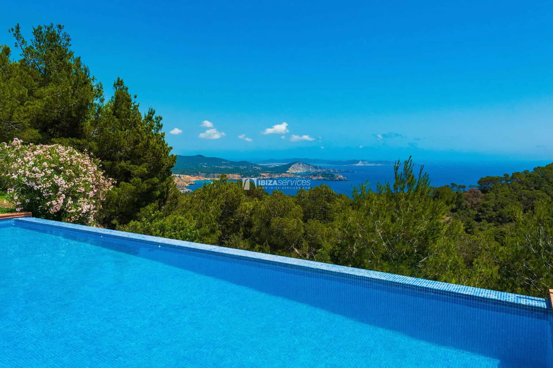 Villa op de heuveltop met  prachtig uitzicht op zee aan de zuidkust