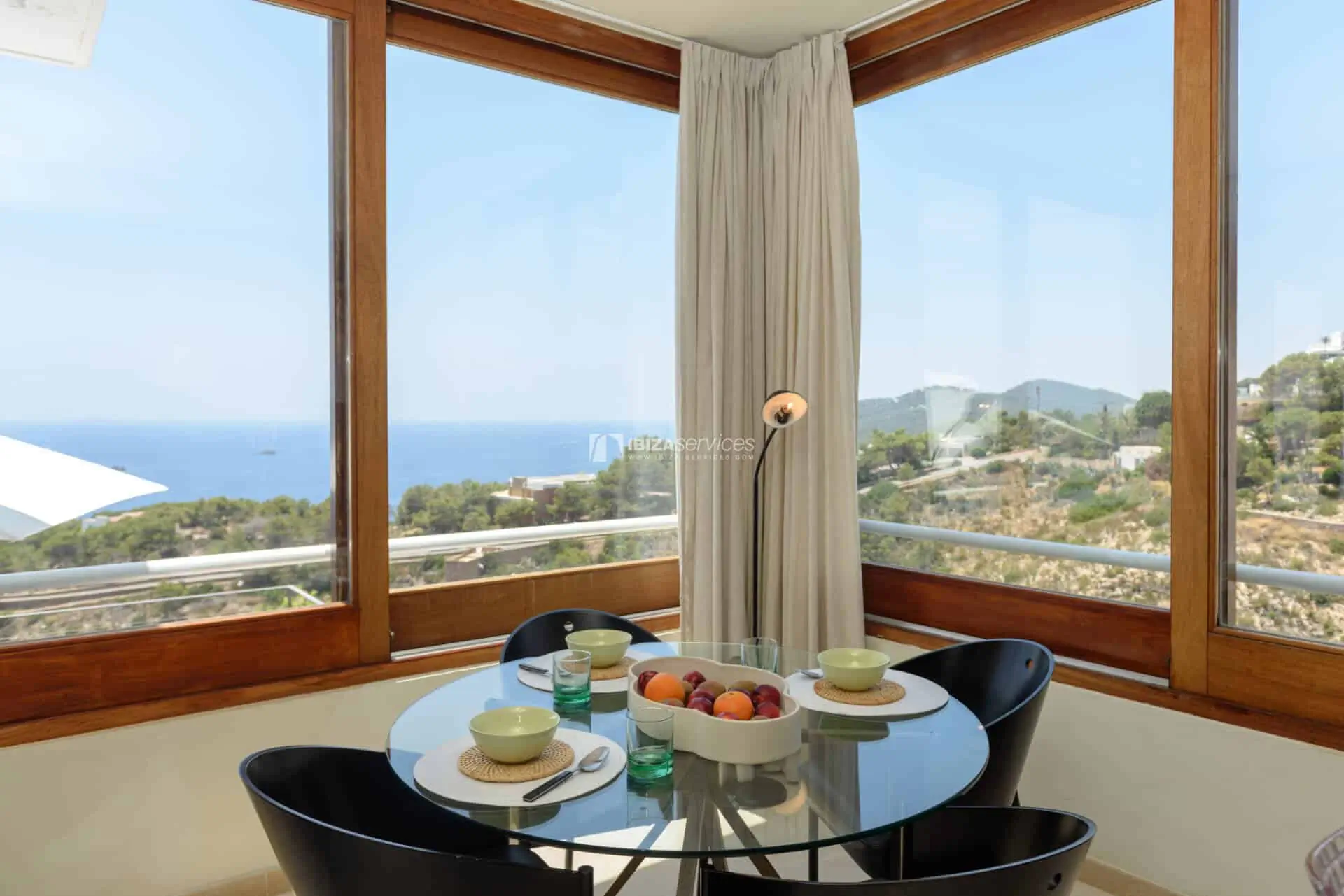 Vakantievilla met 5 slaapkamers en uitzicht op zee in Roca Llisa.