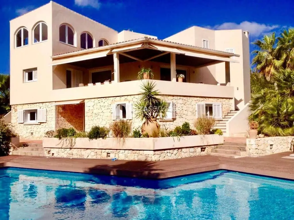 Grote en prachtige villa in mediterrane stijl met een enorm zwembad te huur