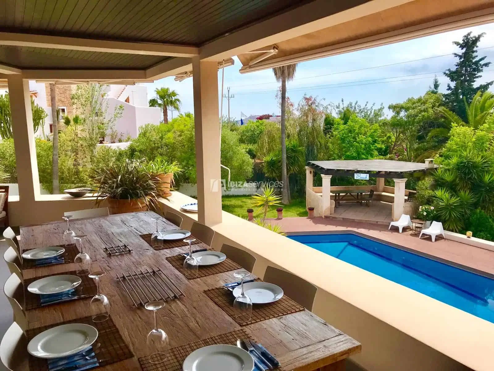 Große und schöne Villa im mediterranen Stil mit riesigem Swimmingpool zu vermieten
