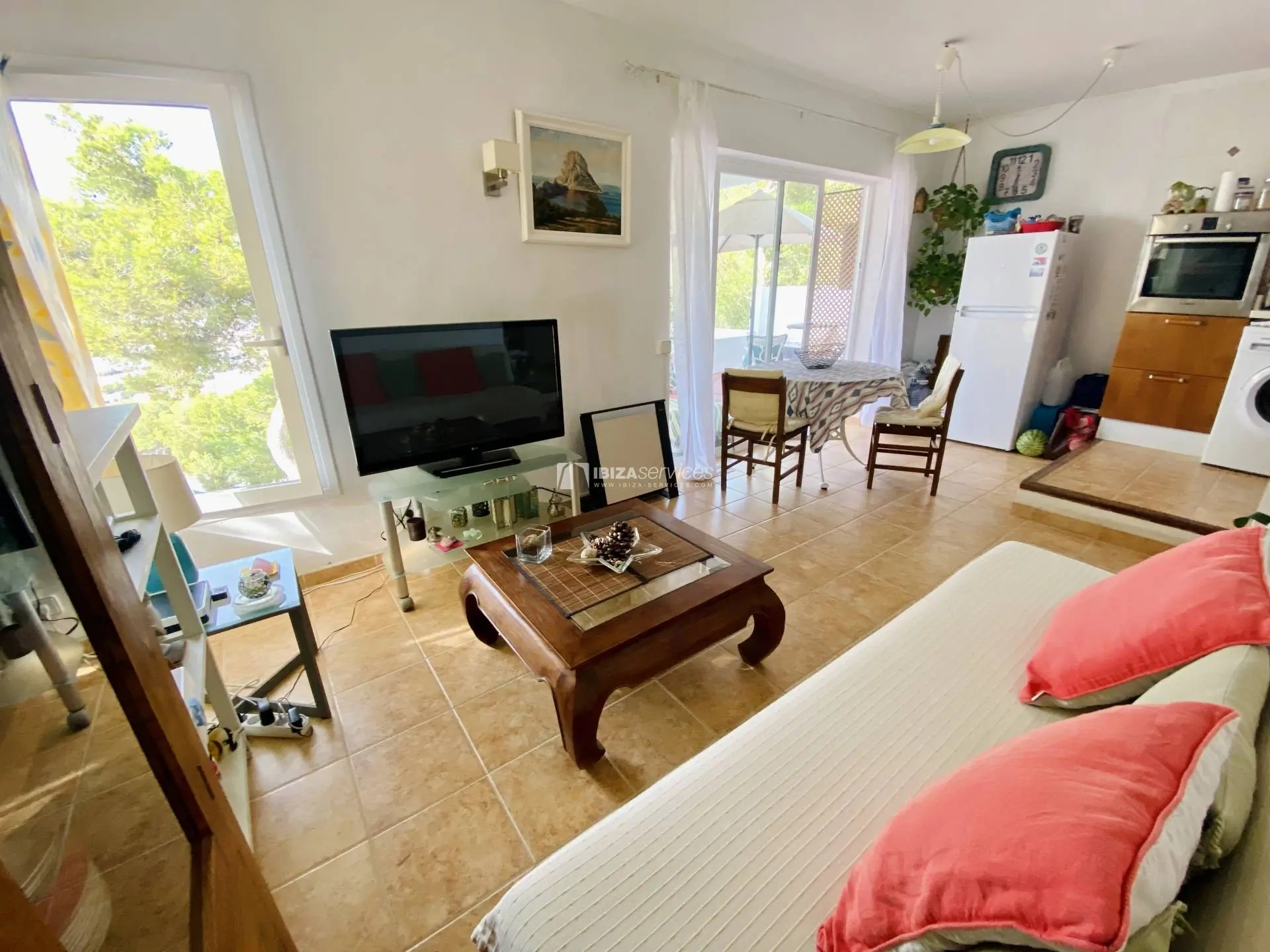 Appartement confortable avec vues sur la mer et les montagnes en vente près de Santa Eulalia.