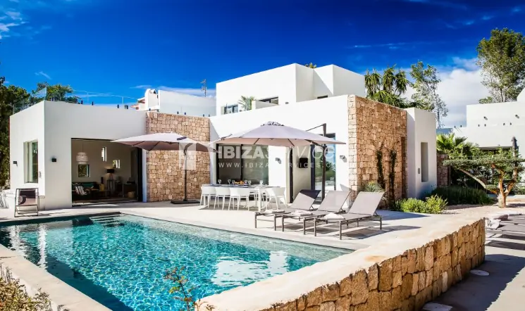 Eine moderne Ferienvilla mit direktem Zugang zum Meer in Ibiza