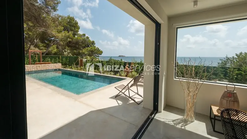 Eine moderne Ferienvilla mit direktem Zugang zum Meer in Ibiza