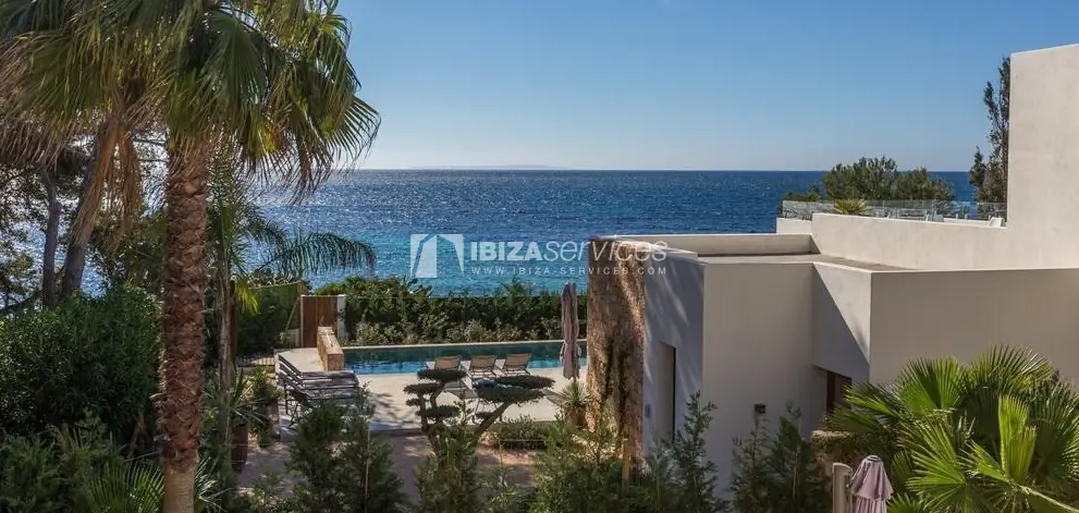 Eine moderne Ferienvilla direkt am Meer in Ibiza