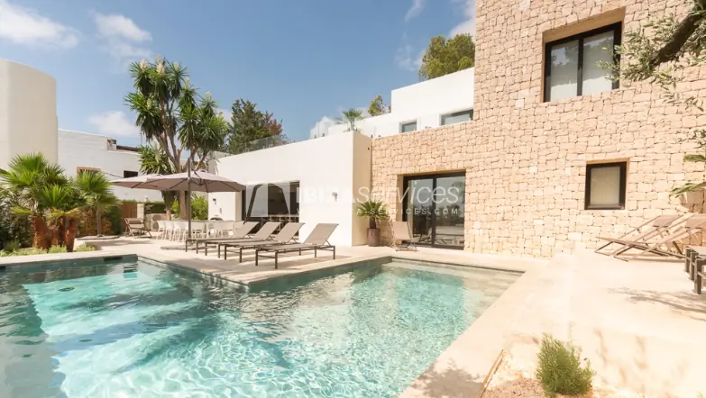 Eine moderne Ferienvilla direkt am Meer in Ibiza