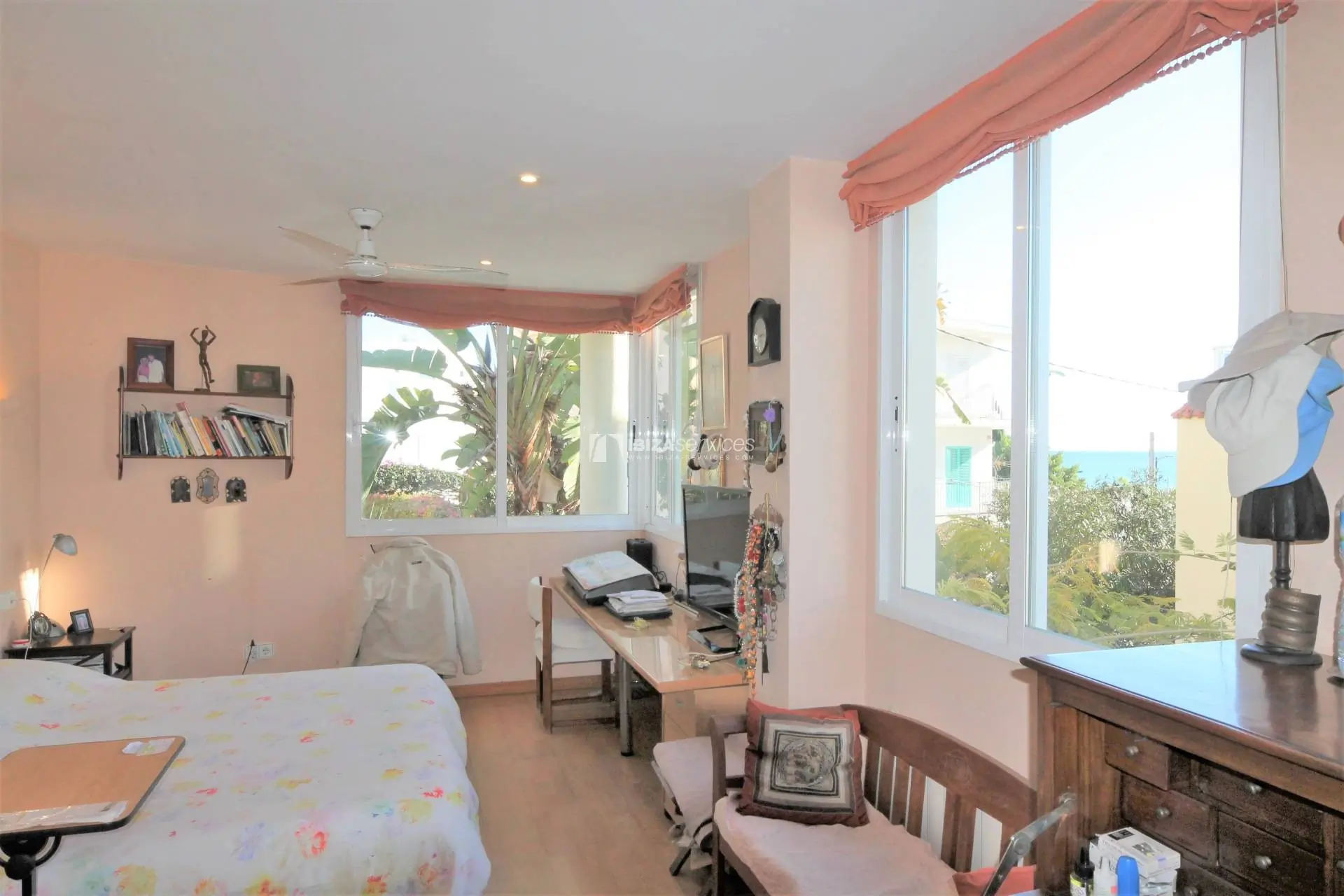 Atractiva casa adosada de 3 niveles en la playa de Talamanca para comprar