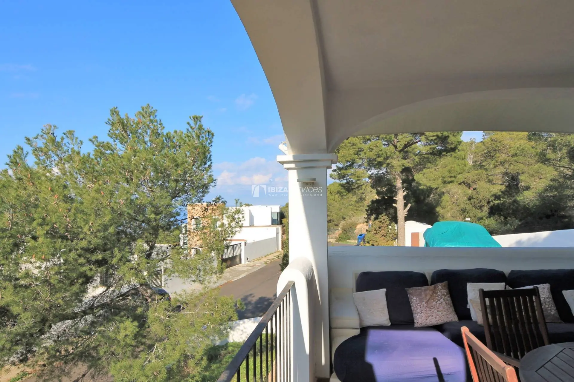 Encantadora casa adosada con parcela y vistas al mar cerca de la playa para comprar