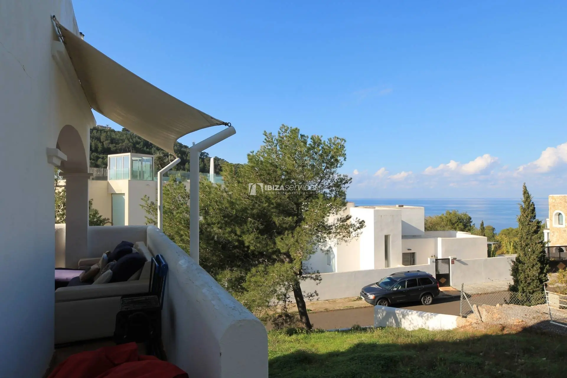 Encantadora casa adosada con parcela y vistas al mar cerca de la playa para comprar