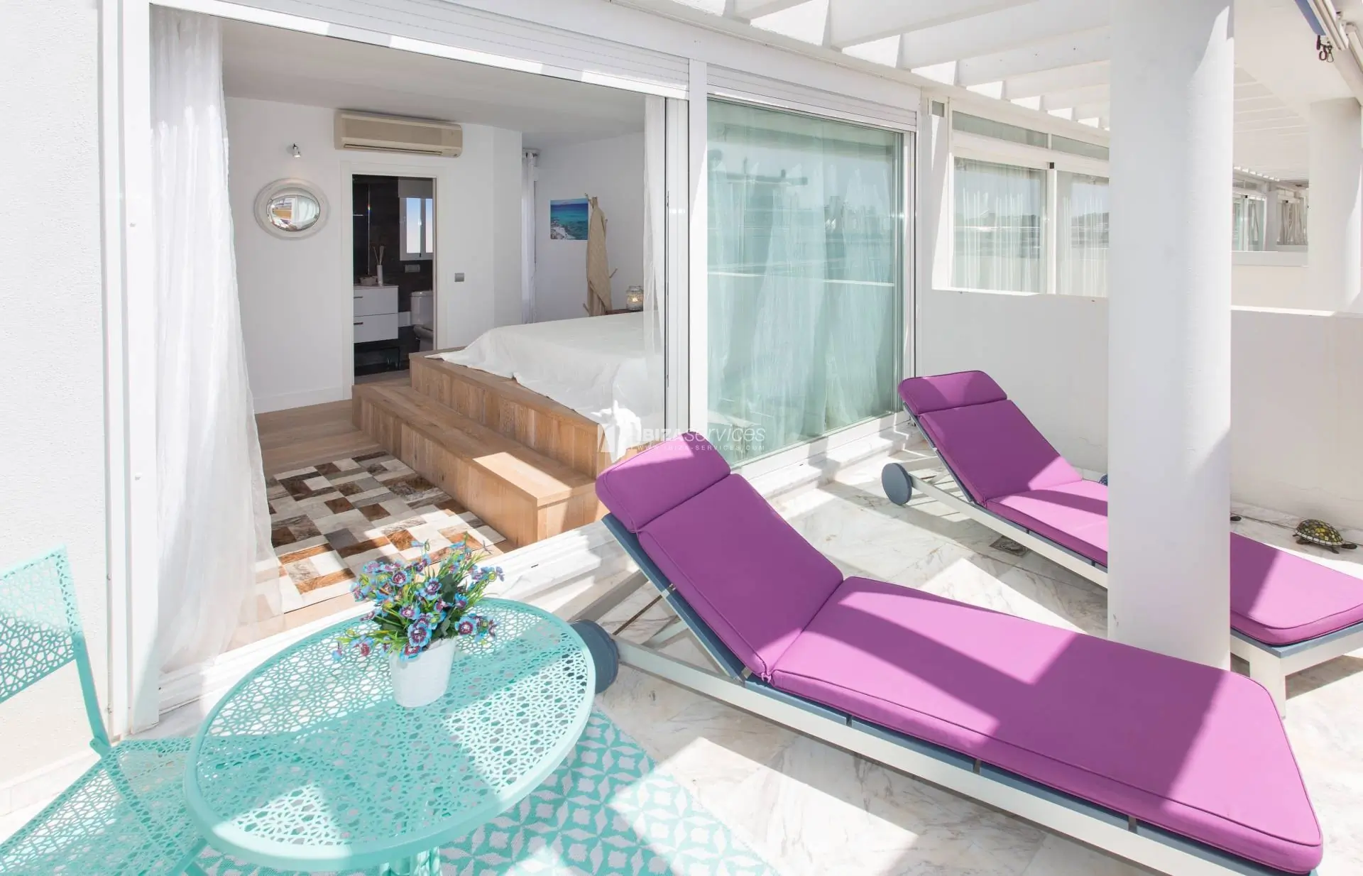 Espacioso ÁTICO-TRIPLEX de lujo en Marina Botafoc, amplias terrazas y vistas al mar para comprar