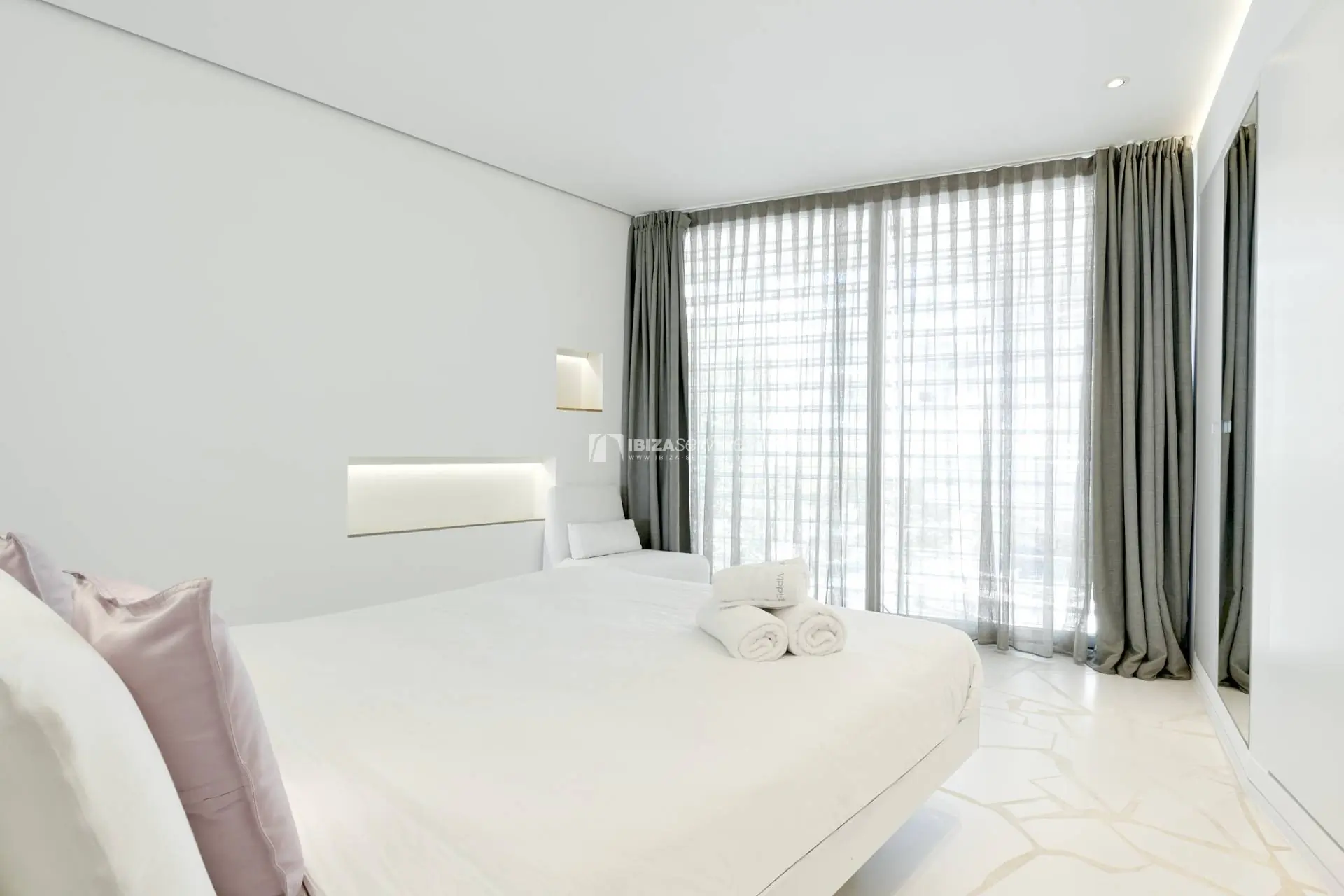 4051 Alquiler de apartamento de lujo de 1 dormitorio Las Boas de Ibiza.