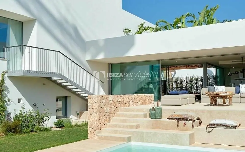 Splendid sunset views from this spacious villa with possibilities to extend further for sale