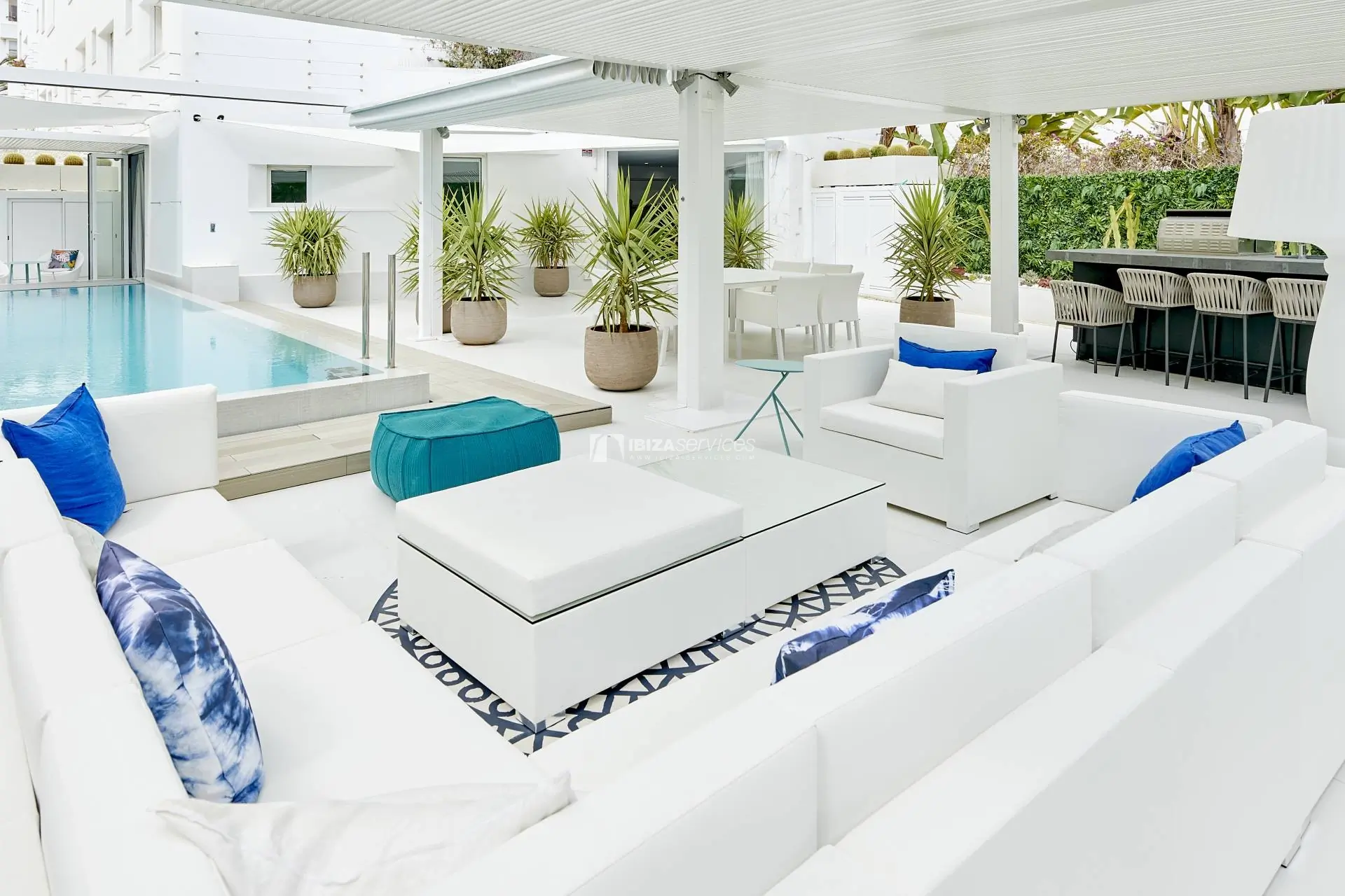 Villa Blanco, apartamento de lujo en Botafoch con piscina privada.