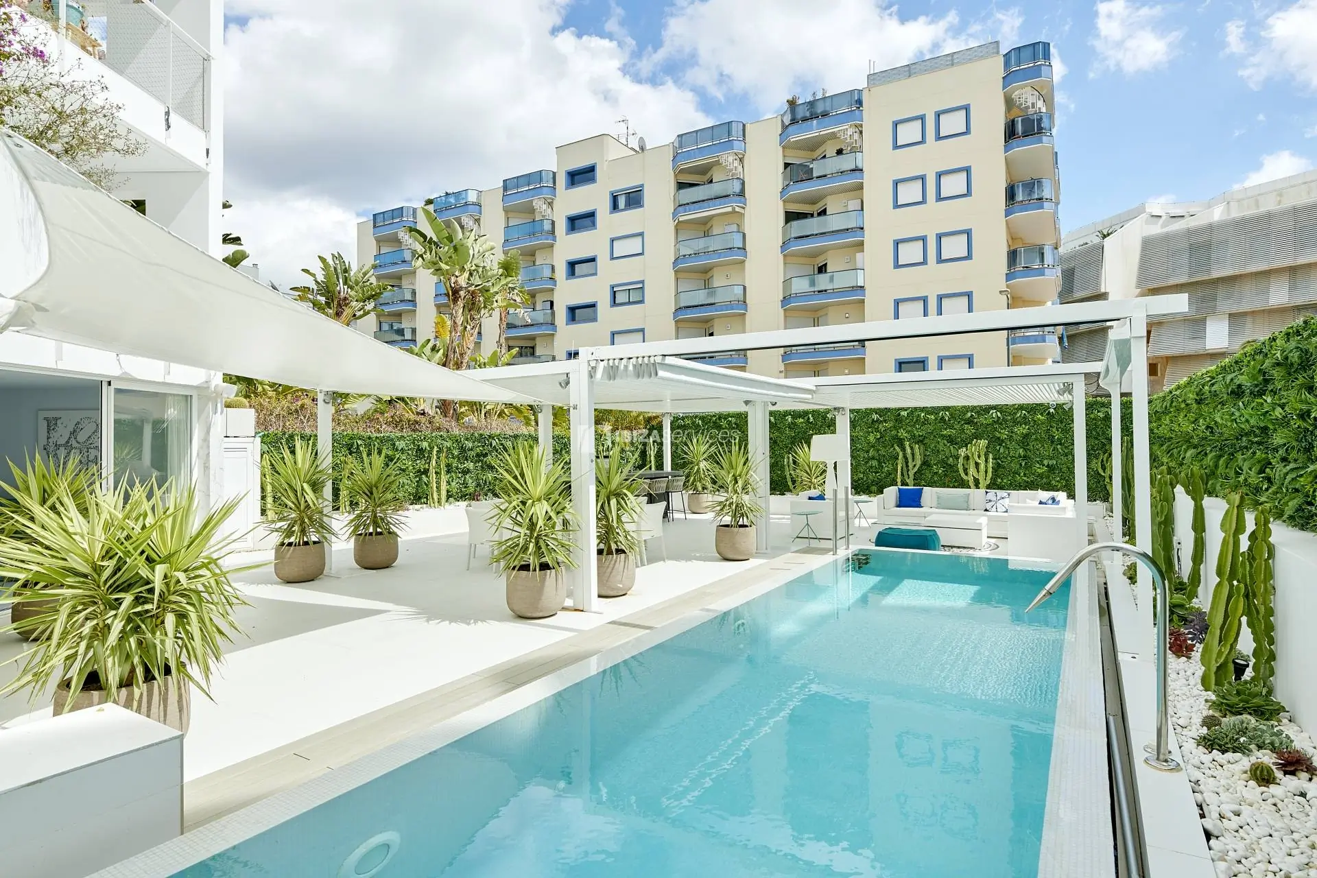 Villa Blanco, apartamento de lujo en Botafoch con piscina privada.