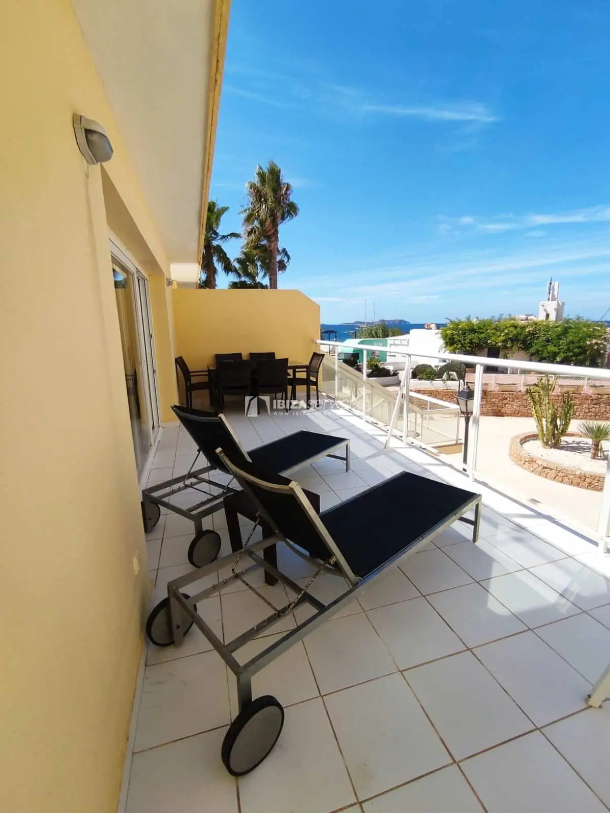 Gezellig 3-slaapkamer appartement met uitzicht op zee in Ibiza.
