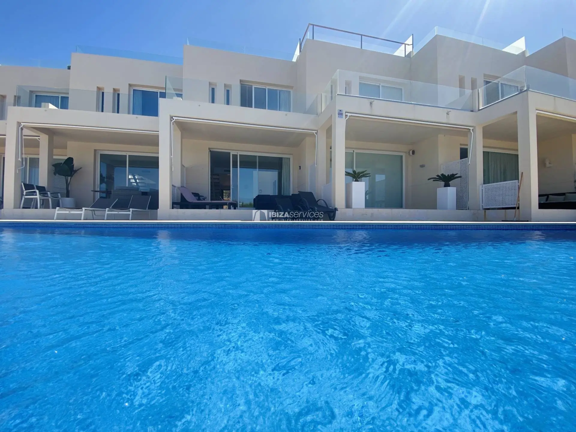 Sea front duplex with 2 bedrooms to rent in Cala Tarida