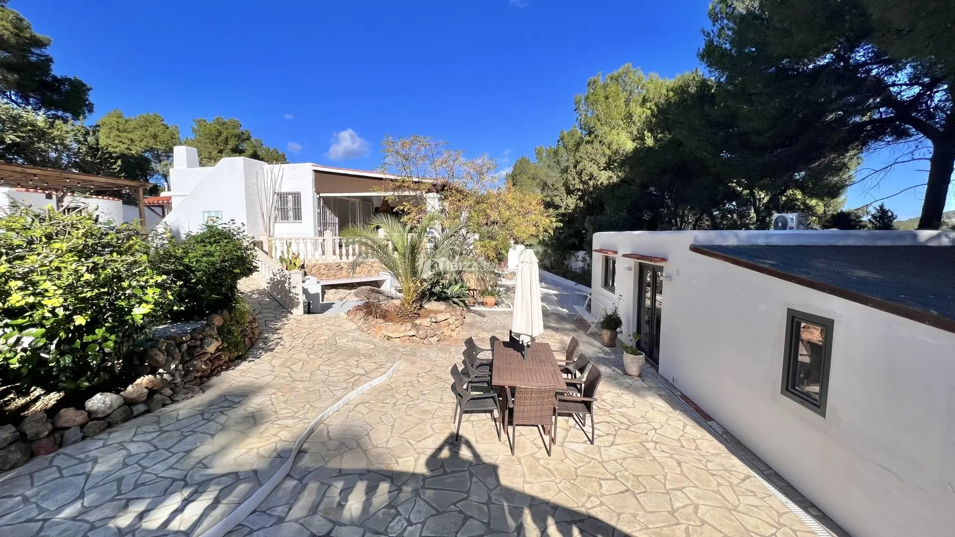 Fantastic 5-bedroom en-suite country villa with guest house within walking distance of the beach to buy.