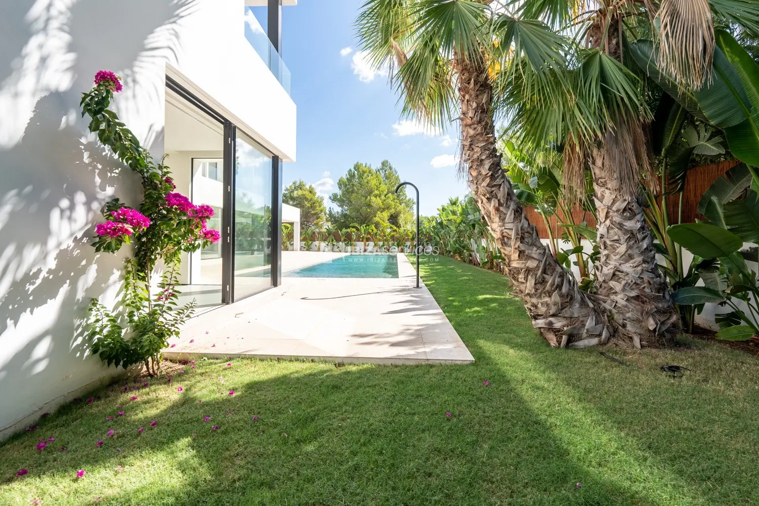 Minimalistic villa within walking distance to the beach to buy