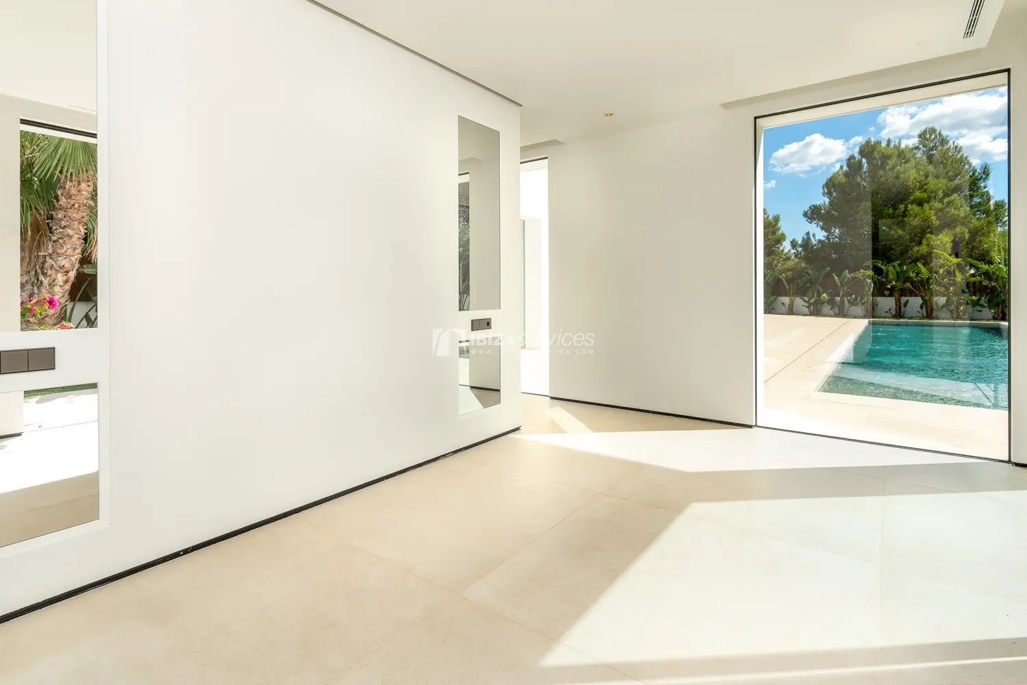 Minimalistic villa within walking distance to the beach to buy