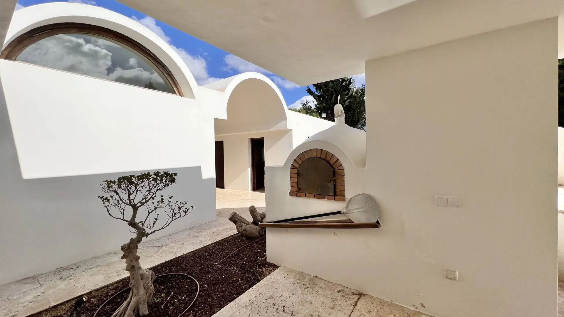 Moderne design luxe villa vol privacy en uitzicht op zee te koop