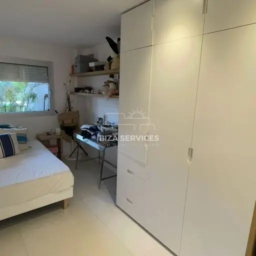 Ruim 4-slaapkamer appartement met kantoor in Marina Botafoch, Ibiza, te koop.
