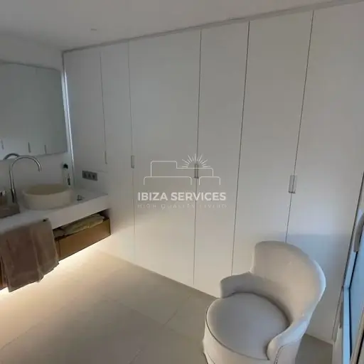 Geräumige 4-Zimmer-Wohnung mit Büro im Yachthafen von Ibiza Botafoch zu verkaufen