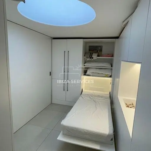 Ruim 4-slaapkamer appartement met kantoor in Marina Botafoch, Ibiza, te koop.