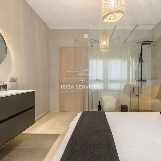 Stijlvol vier-slaapkamer luxe appartement in het hart van Ibiza-stad te koop.