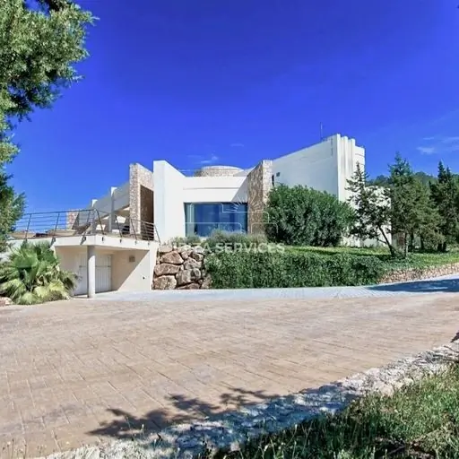 Schitterend modern huis met uitzicht op zee te koop in San Agusti.
