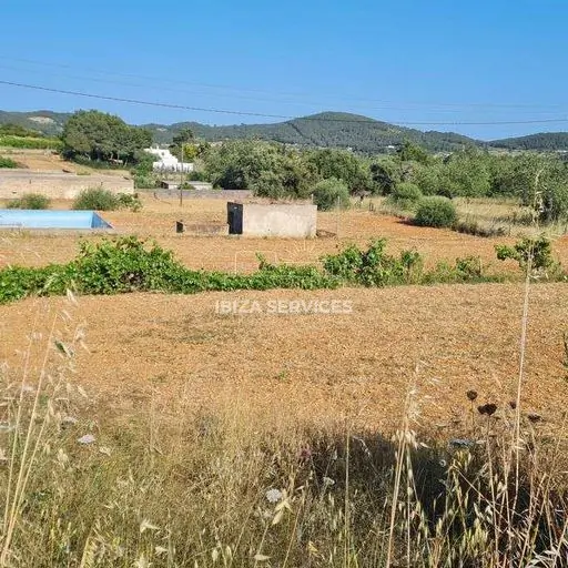 Betoverende rustieke finca met twee huizen en zwembad te koop in Sant Joan de Labritja.