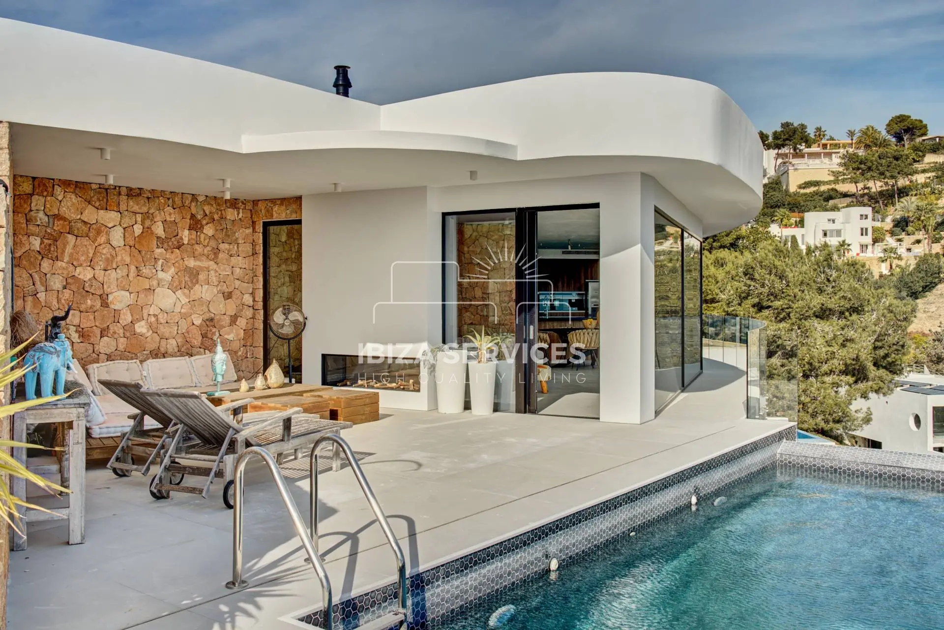 Prachtige villa met 6 slaapkamers in het exclusieve Can Furnet, Ibiza, met adembenemend uitzicht op zee te koop.