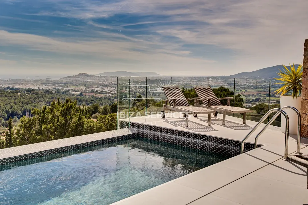 Prachtige villa met 6 slaapkamers in het exclusieve Can Furnet, Ibiza, met adembenemend uitzicht op zee te koop.