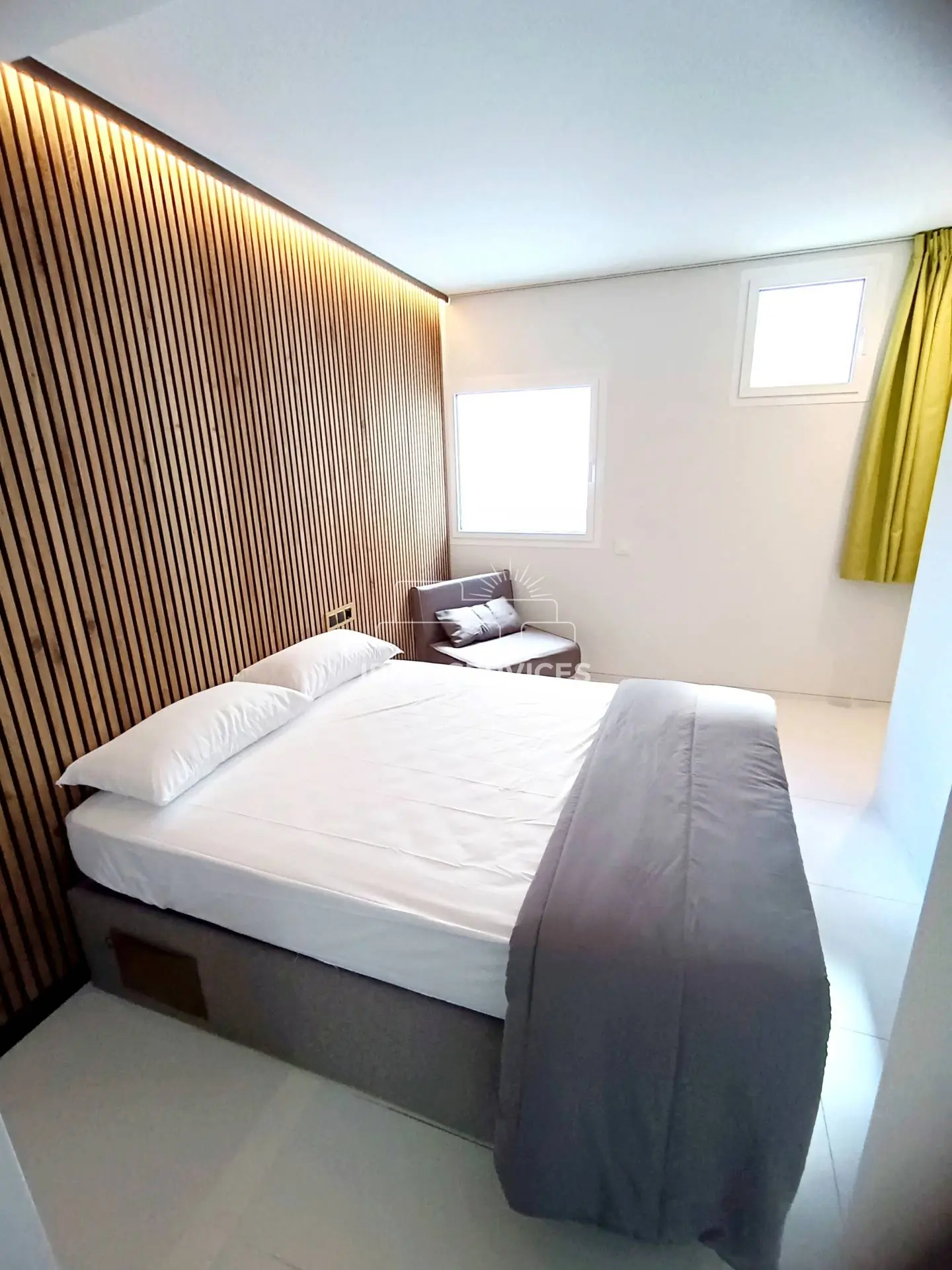Patio blanco alquiler de  temporada piso de lujo 2 dormitorios