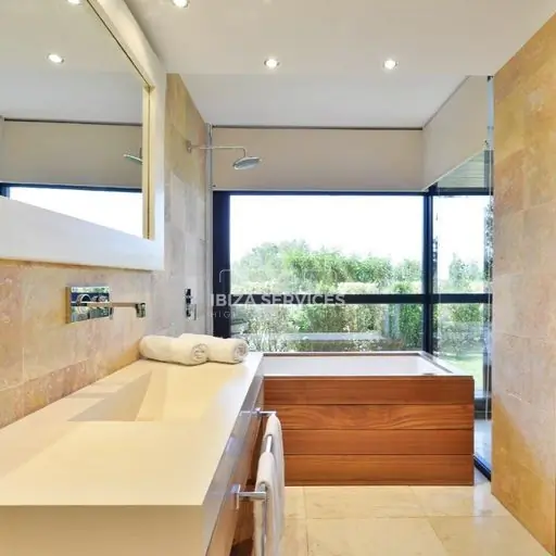 Luxe villa met 6 slaapkamers en prachtig uitzicht op zee te koop in Can Furnet, Ibiza.
