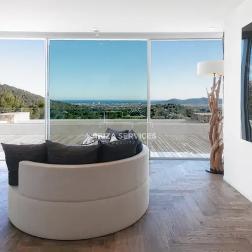 Luxuriöse renovierte Villa mit atemberaubendem Blick in km4 Ibiza zum Verkauf