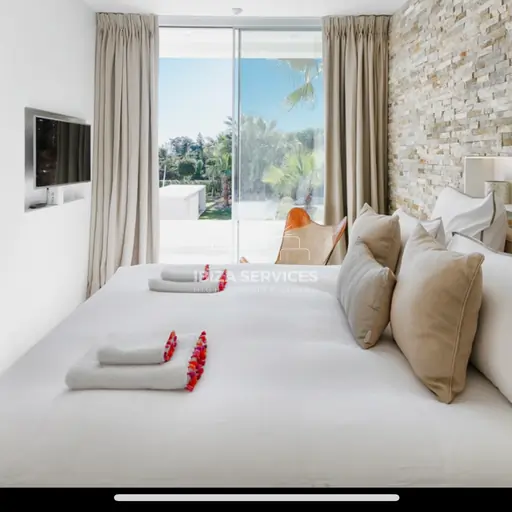 Luxe gerenoveerde villa met adembenemend uitzicht te koop in km4 Ibiza.