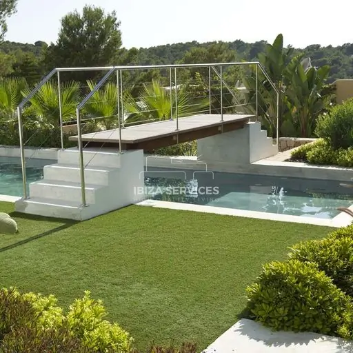 Een prachtige privévilla met prachtige tuinen en ruime terrassen te koop