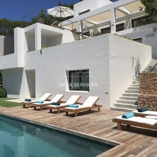 A Stunning Private villa with Beautiful Gardens and Spacious Terraces for sale