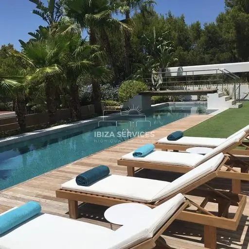 A Stunning Private villa with Beautiful Gardens and Spacious Terraces for sale