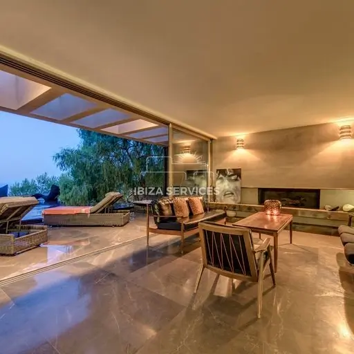 Prachtige villa in Cala Moli met adembenemend uitzicht op zee en luxe leefruimte te koop.”
