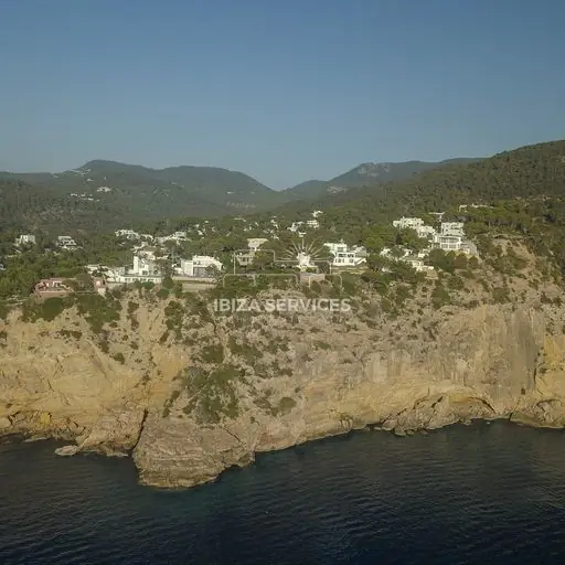 Prachtige villa in Cala Moli met adembenemend uitzicht op zee en luxe leefruimte te koop.”