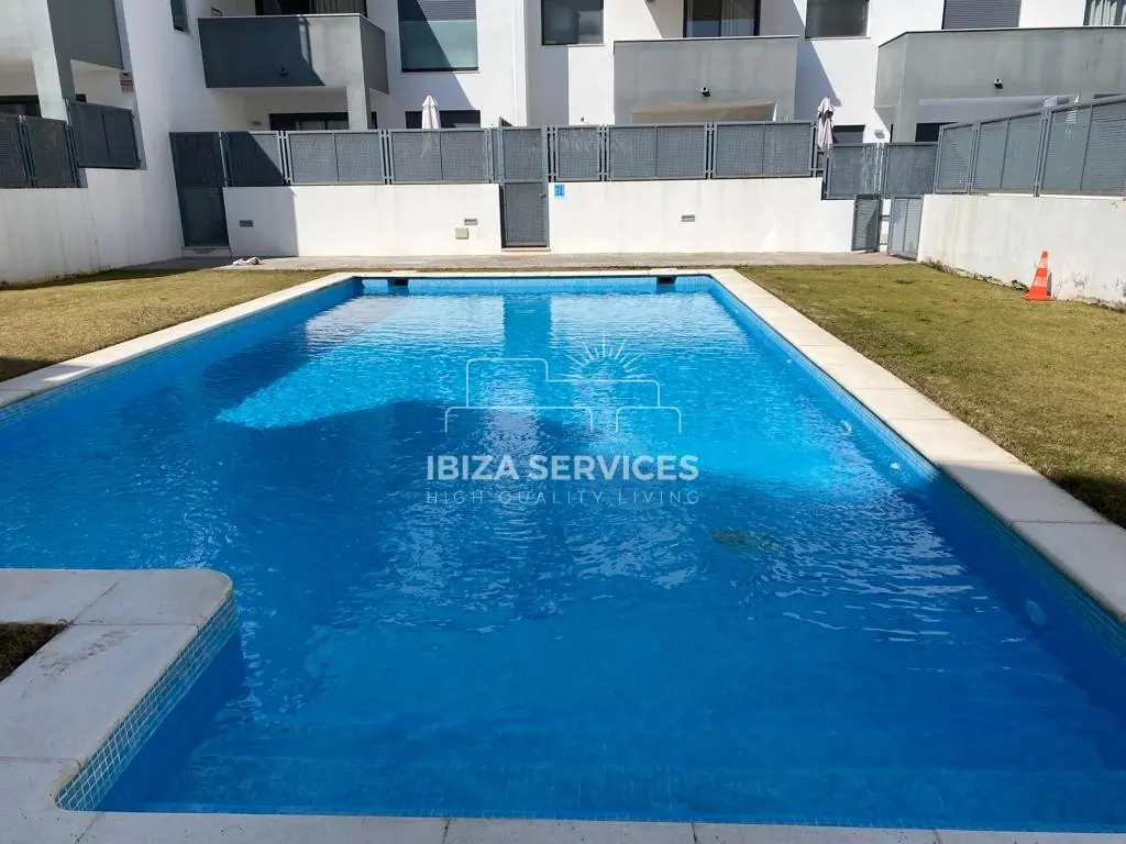 Confortable penthouse de trois chambres à vendre à Santa Eulalia – Ibiza