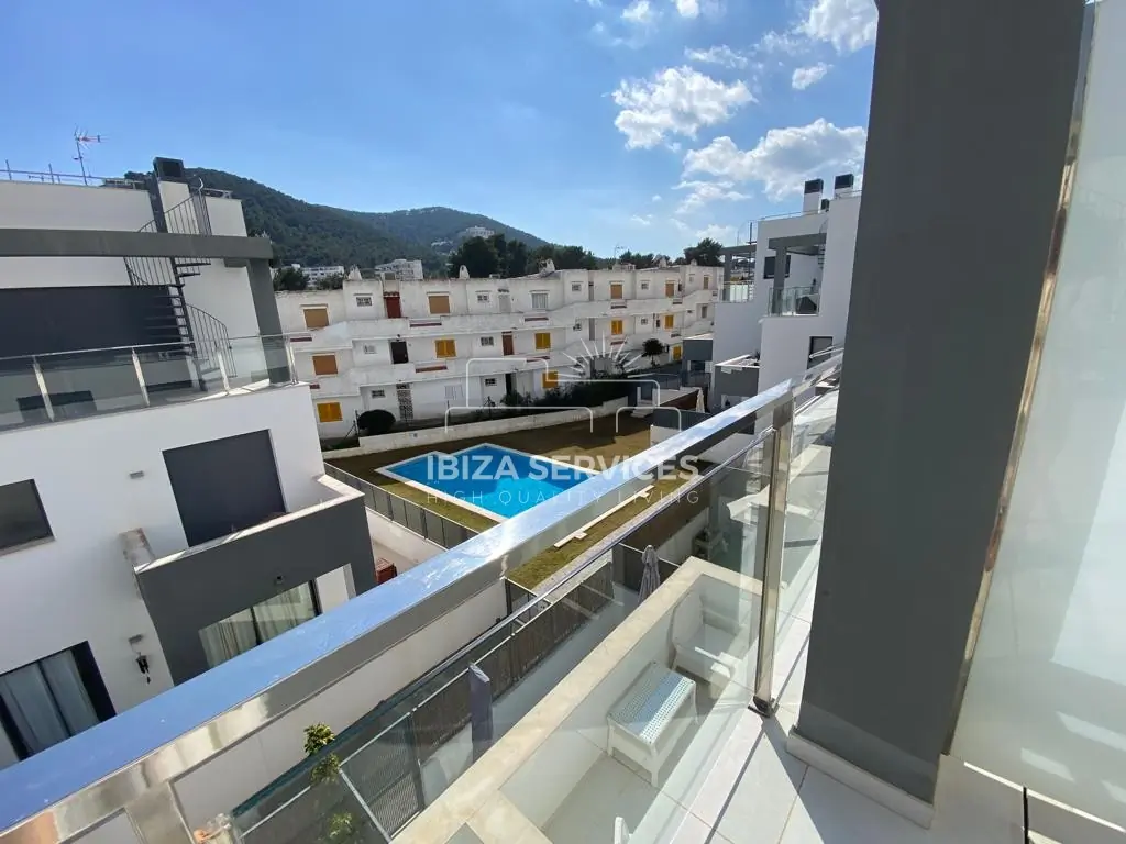 Confortable penthouse de trois chambres à vendre à Santa Eulalia – Ibiza